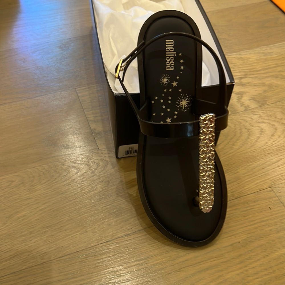 Black rubber sandal with metallic thong